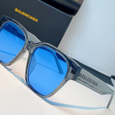 Balenciaga巴黎世家 2026新款先锋街头设计风格,这副经典方框墨镜兼顾日常百搭与潮流辨识度。亮 Balenciaga巴黎世家 2026新款先锋街头设计风格,这副经典方框墨镜兼顾日常百搭与潮流辨识度。亮