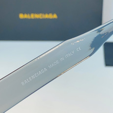 Balenciaga巴黎世家 2026新款先锋街头设计风格,这副经典方框墨镜兼顾日常百搭与潮流辨识度。亮 Balenciaga巴黎世家 2026新款先锋街头设计风格,这副经典方框墨镜兼顾日常百搭与潮流辨识度。亮