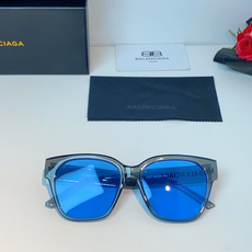 Balenciaga巴黎世家 2026新款先锋街头设计风格,这副经典方框墨镜兼顾日常百搭与潮流辨识度。亮 Balenciaga巴黎世家 2026新款先锋街头设计风格,这副经典方框墨镜兼顾日常百搭与潮流辨识度。亮