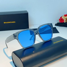 Balenciaga巴黎世家 2026新款先锋街头设计风格,这副经典方框墨镜兼顾日常百搭与潮流辨识度。亮 Balenciaga巴黎世家 2026新款先锋街头设计风格,这副经典方框墨镜兼顾日常百搭与潮流辨识度。亮