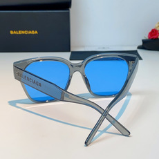 Balenciaga巴黎世家 2026新款先锋街头设计风格,这副经典方框墨镜兼顾日常百搭与潮流辨识度。亮 Balenciaga巴黎世家 2026新款先锋街头设计风格,这副经典方框墨镜兼顾日常百搭与潮流辨识度。亮