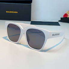 Balenciaga巴黎世家 2026新款先锋街头设计风格,这副经典方框墨镜兼顾日常百搭与潮流辨识度。亮 Balenciaga巴黎世家 2026新款先锋街头设计风格,这副经典方框墨镜兼顾日常百搭与潮流辨识度。亮