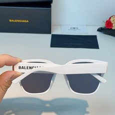 Balenciaga巴黎世家 2026新款先锋街头设计风格,这副经典方框墨镜兼顾日常百搭与潮流辨识度。亮 Balenciaga巴黎世家 2026新款先锋街头设计风格,这副经典方框墨镜兼顾日常百搭与潮流辨识度。亮