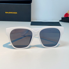 Balenciaga巴黎世家 2026新款先锋街头设计风格,这副经典方框墨镜兼顾日常百搭与潮流辨识度。亮 Balenciaga巴黎世家 2026新款先锋街头设计风格,这副经典方框墨镜兼顾日常百搭与潮流辨识度。亮
