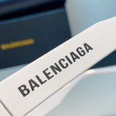 Balenciaga巴黎世家 2026新款先锋街头设计风格,这副经典方框墨镜兼顾日常百搭与潮流辨识度。亮 Balenciaga巴黎世家 2026新款先锋街头设计风格,这副经典方框墨镜兼顾日常百搭与潮流辨识度。亮