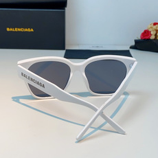 Balenciaga巴黎世家 2026新款先锋街头设计风格,这副经典方框墨镜兼顾日常百搭与潮流辨识度。亮 Balenciaga巴黎世家 2026新款先锋街头设计风格,这副经典方框墨镜兼顾日常百搭与潮流辨识度。亮