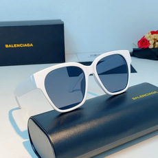 Balenciaga巴黎世家 2026新款先锋街头设计风格,这副经典方框墨镜兼顾日常百搭与潮流辨识度。亮 Balenciaga巴黎世家 2026新款先锋街头设计风格,这副经典方框墨镜兼顾日常百搭与潮流辨识度。亮