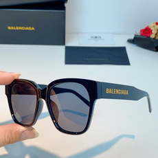 Balenciaga巴黎世家 2026新款先锋街头设计风格,这副经典方框墨镜兼顾日常百搭与潮流辨识度。亮 Balenciaga巴黎世家 2026新款先锋街头设计风格,这副经典方框墨镜兼顾日常百搭与潮流辨识度。亮