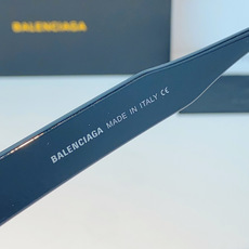 Balenciaga巴黎世家 2026新款先锋街头设计风格,这副经典方框墨镜兼顾日常百搭与潮流辨识度。亮 Balenciaga巴黎世家 2026新款先锋街头设计风格,这副经典方框墨镜兼顾日常百搭与潮流辨识度。亮