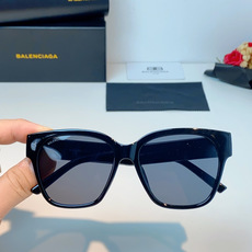 Balenciaga巴黎世家 2026新款先锋街头设计风格,这副经典方框墨镜兼顾日常百搭与潮流辨识度。亮 Balenciaga巴黎世家 2026新款先锋街头设计风格,这副经典方框墨镜兼顾日常百搭与潮流辨识度。亮
