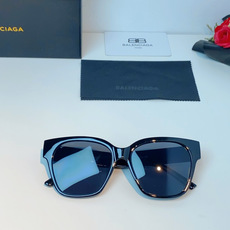 Balenciaga巴黎世家 2026新款先锋街头设计风格,这副经典方框墨镜兼顾日常百搭与潮流辨识度。亮 Balenciaga巴黎世家 2026新款先锋街头设计风格,这副经典方框墨镜兼顾日常百搭与潮流辨识度。亮