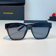 Balenciaga巴黎世家 2026新款先锋街头设计风格,这副经典方框墨镜兼顾日常百搭与潮流辨识度。亮 Balenciaga巴黎世家 2026新款先锋街头设计风格,这副经典方框墨镜兼顾日常百搭与潮流辨识度。亮