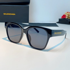 Balenciaga巴黎世家 2026新款先锋街头设计风格,这副经典方框墨镜兼顾日常百搭与潮流辨识度。亮 Balenciaga巴黎世家 2026新款先锋街头设计风格,这副经典方框墨镜兼顾日常百搭与潮流辨识度。亮