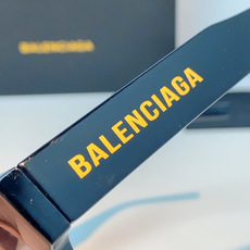 Balenciaga巴黎世家 2026新款先锋街头设计风格,这副经典方框墨镜兼顾日常百搭与潮流辨识度。亮 Balenciaga巴黎世家 2026新款先锋街头设计风格,这副经典方框墨镜兼顾日常百搭与潮流辨识度。亮