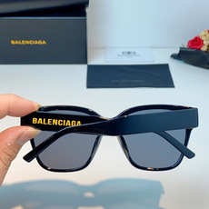 Balenciaga巴黎世家 2026新款先锋街头设计风格,这副经典方框墨镜兼顾日常百搭与潮流辨识度。亮 Balenciaga巴黎世家 2026新款先锋街头设计风格,这副经典方框墨镜兼顾日常百搭与潮流辨识度。亮