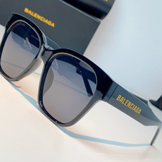 Balenciaga巴黎世家 2026新款先锋街头设计风格,这副经典方框墨镜兼顾日常百搭与潮流辨识度。亮 Balenciaga巴黎世家 2026新款先锋街头设计风格,这副经典方框墨镜兼顾日常百搭与潮流辨识度。亮