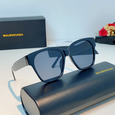 Balenciaga巴黎世家 2026新款先锋街头设计风格,这副经典方框墨镜兼顾日常百搭与潮流辨识度。亮 Balenciaga巴黎世家 2026新款先锋街头设计风格,这副经典方框墨镜兼顾日常百搭与潮流辨识度。亮