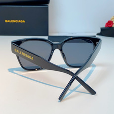 Balenciaga巴黎世家 2026新款先锋街头设计风格,这副经典方框墨镜兼顾日常百搭与潮流辨识度。亮 Balenciaga巴黎世家 2026新款先锋街头设计风格,这副经典方框墨镜兼顾日常百搭与潮流辨识度。亮