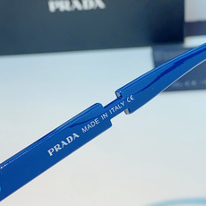 Prada普拉达 爆款粗黑大方框墨镜。亮面高黑,方正硬挺的框型,利落修饰脸颊肉肉、高颧骨与宽下颌,一键优 Prada普拉达 爆款粗黑大方框墨镜。亮面高黑,方正硬挺的框型,利落修饰脸颊肉肉、高颧骨与宽下颌,一键优