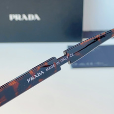 Prada普拉达 爆款粗黑大方框墨镜。亮面高黑,方正硬挺的框型,利落修饰脸颊肉肉、高颧骨与宽下颌,一键优 Prada普拉达 爆款粗黑大方框墨镜。亮面高黑,方正硬挺的框型,利落修饰脸颊肉肉、高颧骨与宽下颌,一键优