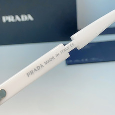 Prada普拉达 爆款粗黑大方框墨镜。亮面高黑,方正硬挺的框型,利落修饰脸颊肉肉、高颧骨与宽下颌,一键优 Prada普拉达 爆款粗黑大方框墨镜。亮面高黑,方正硬挺的框型,利落修饰脸颊肉肉、高颧骨与宽下颌,一键优
