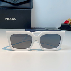 Prada普拉达 爆款粗黑大方框墨镜。亮面高黑,方正硬挺的框型,利落修饰脸颊肉肉、高颧骨与宽下颌,一键优 Prada普拉达 爆款粗黑大方框墨镜。亮面高黑,方正硬挺的框型,利落修饰脸颊肉肉、高颧骨与宽下颌,一键优