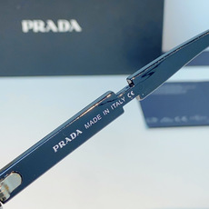 Prada普拉达 爆款粗黑大方框墨镜。亮面高黑,方正硬挺的框型,利落修饰脸颊肉肉、高颧骨与宽下颌,一键优 Prada普拉达 爆款粗黑大方框墨镜。亮面高黑,方正硬挺的框型,利落修饰脸颊肉肉、高颧骨与宽下颌,一键优