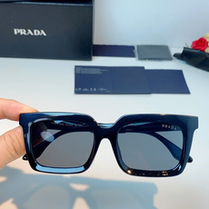 Prada普拉达 爆款粗黑大方框墨镜。亮面高黑,方正硬挺的框型,利落修饰脸颊肉肉、高颧骨与宽下颌,一键优 Prada普拉达 爆款粗黑大方框墨镜。亮面高黑,方正硬挺的框型,利落修饰脸颊肉肉、高颧骨与宽下颌,一键优