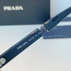 Prada普拉达 爆款粗黑大方框墨镜。亮面高黑,方正硬挺的框型,利落修饰脸颊肉肉、高颧骨与宽下颌,一键优 Prada普拉达 爆款粗黑大方框墨镜。亮面高黑,方正硬挺的框型,利落修饰脸颊肉肉、高颧骨与宽下颌,一键优