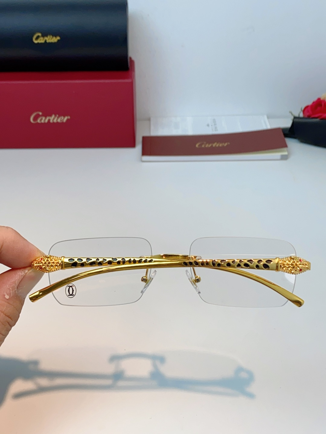 Cartier卡地亚 2026经典猎豹系列无框太阳镜，将法式奢雅美学与猎豹图腾完美融合，是成熟男士彰显格