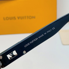 LOUIS VUITTON路易威登 承袭LV经典老花基因,这款无边方框太阳镜将街头潮奢风格拉满。利落切角 LOUIS VUITTON路易威登 承袭LV经典老花基因,这款无边方框太阳镜将街头潮奢风格拉满。利落切角