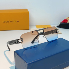 LOUIS VUITTON路易威登 承袭LV经典老花基因,这款无边方框太阳镜将街头潮奢风格拉满。利落切角 LOUIS VUITTON路易威登 承袭LV经典老花基因,这款无边方框太阳镜将街头潮奢风格拉满。利落切角