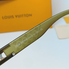 LOUIS VUITTON路易威登 承袭LV经典老花基因,这款无边方框太阳镜将街头潮奢风格拉满。利落切角 LOUIS VUITTON路易威登 承袭LV经典老花基因,这款无边方框太阳镜将街头潮奢风格拉满。利落切角