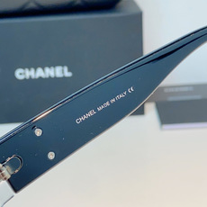 Chanel香奈儿 2026新款粗黑方框墨镜,是永不过时的法式轻奢爆款单品。亮面高光泽粗镜框,方正宽厚轮 Chanel香奈儿 2026新款粗黑方框墨镜,是永不过时的法式轻奢爆款单品。亮面高光泽粗镜框,方正宽厚轮