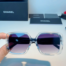 Chanel香奈儿 2026新款粗黑方框墨镜,是永不过时的法式轻奢爆款单品。亮面高光泽粗镜框,方正宽厚轮 Chanel香奈儿 2026新款粗黑方框墨镜,是永不过时的法式轻奢爆款单品。亮面高光泽粗镜框,方正宽厚轮
