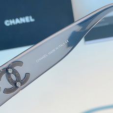 Chanel香奈儿 2026新款粗黑方框墨镜,是永不过时的法式轻奢爆款单品。亮面高光泽粗镜框,方正宽厚轮 Chanel香奈儿 2026新款粗黑方框墨镜,是永不过时的法式轻奢爆款单品。亮面高光泽粗镜框,方正宽厚轮