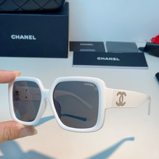 Chanel香奈儿 2026新款粗黑方框墨镜,是永不过时的法式轻奢爆款单品。亮面高光泽粗镜框,方正宽厚轮 Chanel香奈儿 2026新款粗黑方框墨镜,是永不过时的法式轻奢爆款单品。亮面高光泽粗镜框,方正宽厚轮