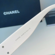 Chanel香奈儿 2026新款粗黑方框墨镜,是永不过时的法式轻奢爆款单品。亮面高光泽粗镜框,方正宽厚轮 Chanel香奈儿 2026新款粗黑方框墨镜,是永不过时的法式轻奢爆款单品。亮面高光泽粗镜框,方正宽厚轮