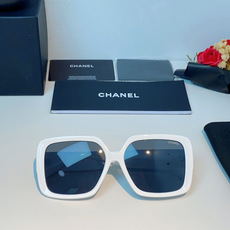 Chanel香奈儿 2026新款粗黑方框墨镜,是永不过时的法式轻奢爆款单品。亮面高光泽粗镜框,方正宽厚轮 Chanel香奈儿 2026新款粗黑方框墨镜,是永不过时的法式轻奢爆款单品。亮面高光泽粗镜框,方正宽厚轮