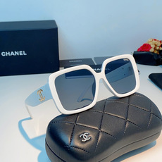 Chanel香奈儿 2026新款粗黑方框墨镜,是永不过时的法式轻奢爆款单品。亮面高光泽粗镜框,方正宽厚轮 Chanel香奈儿 2026新款粗黑方框墨镜,是永不过时的法式轻奢爆款单品。亮面高光泽粗镜框,方正宽厚轮