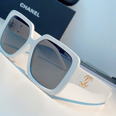 Chanel香奈儿 2026新款粗黑方框墨镜,是永不过时的法式轻奢爆款单品。亮面高光泽粗镜框,方正宽厚轮 Chanel香奈儿 2026新款粗黑方框墨镜,是永不过时的法式轻奢爆款单品。亮面高光泽粗镜框,方正宽厚轮