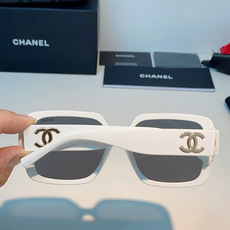 Chanel香奈儿 2026新款粗黑方框墨镜,是永不过时的法式轻奢爆款单品。亮面高光泽粗镜框,方正宽厚轮 Chanel香奈儿 2026新款粗黑方框墨镜,是永不过时的法式轻奢爆款单品。亮面高光泽粗镜框,方正宽厚轮