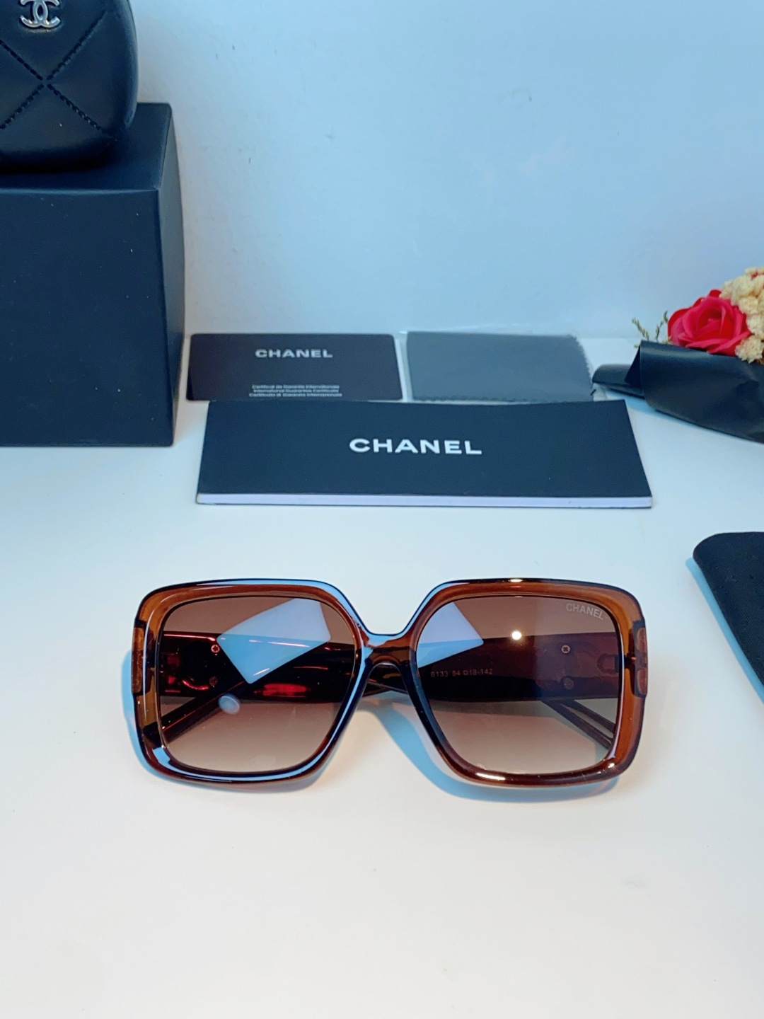 Chanel香奈儿 2026新款粗黑方框墨镜，是永不过时的法式轻奢爆款单品。亮面高光泽粗镜框，方正宽厚轮