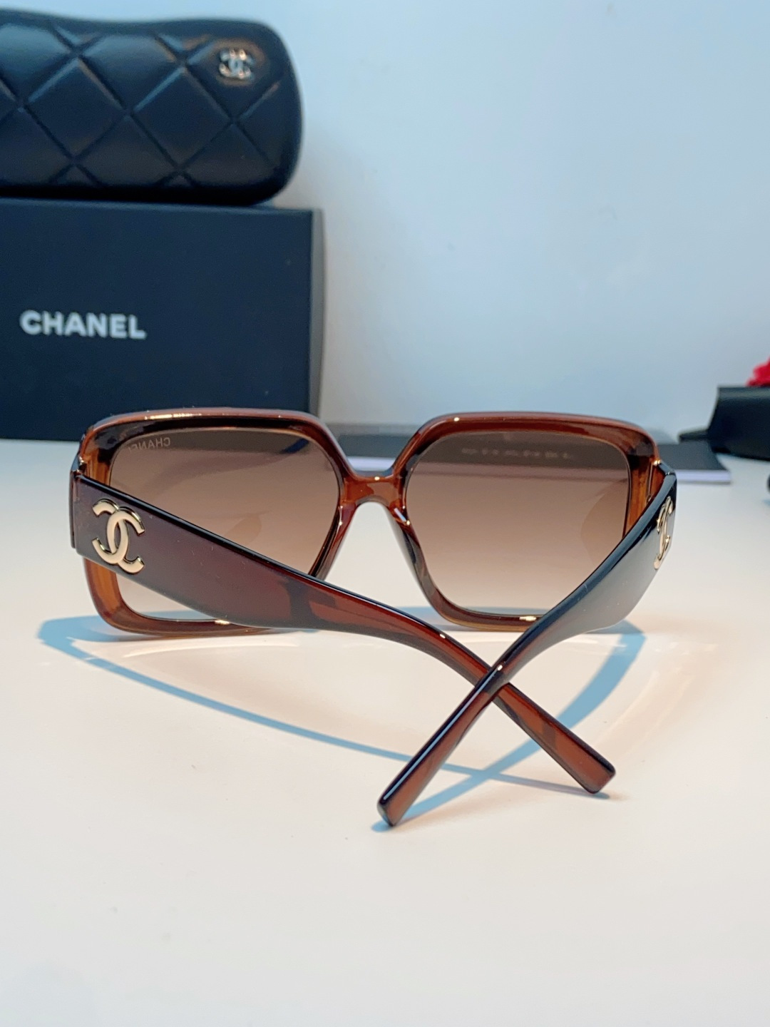 Chanel香奈儿 2026新款粗黑方框墨镜，是永不过时的法式轻奢爆款单品。亮面高光泽粗镜框，方正宽厚轮
