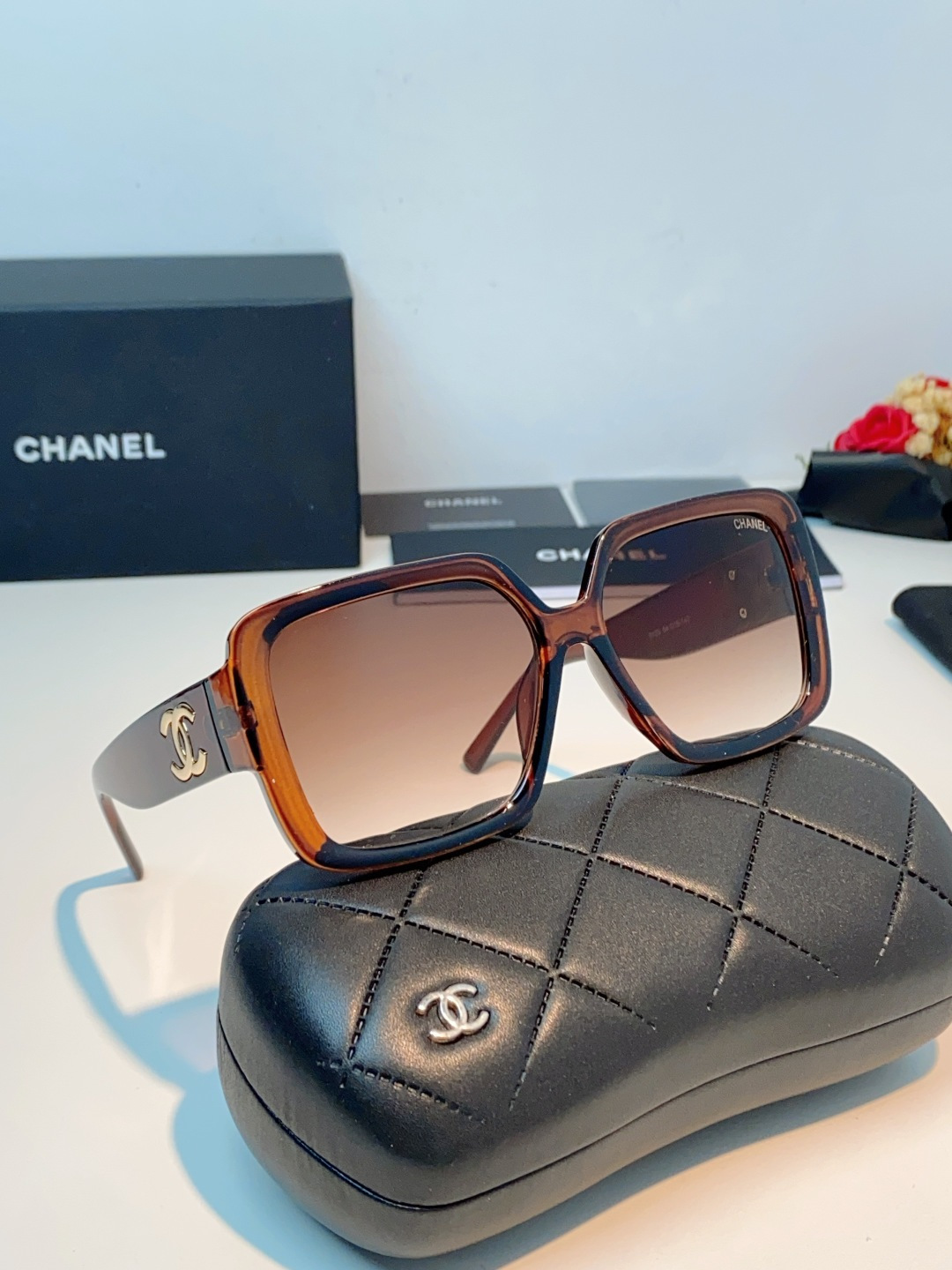Chanel香奈儿 2026新款粗黑方框墨镜，是永不过时的法式轻奢爆款单品。亮面高光泽粗镜框，方正宽厚轮