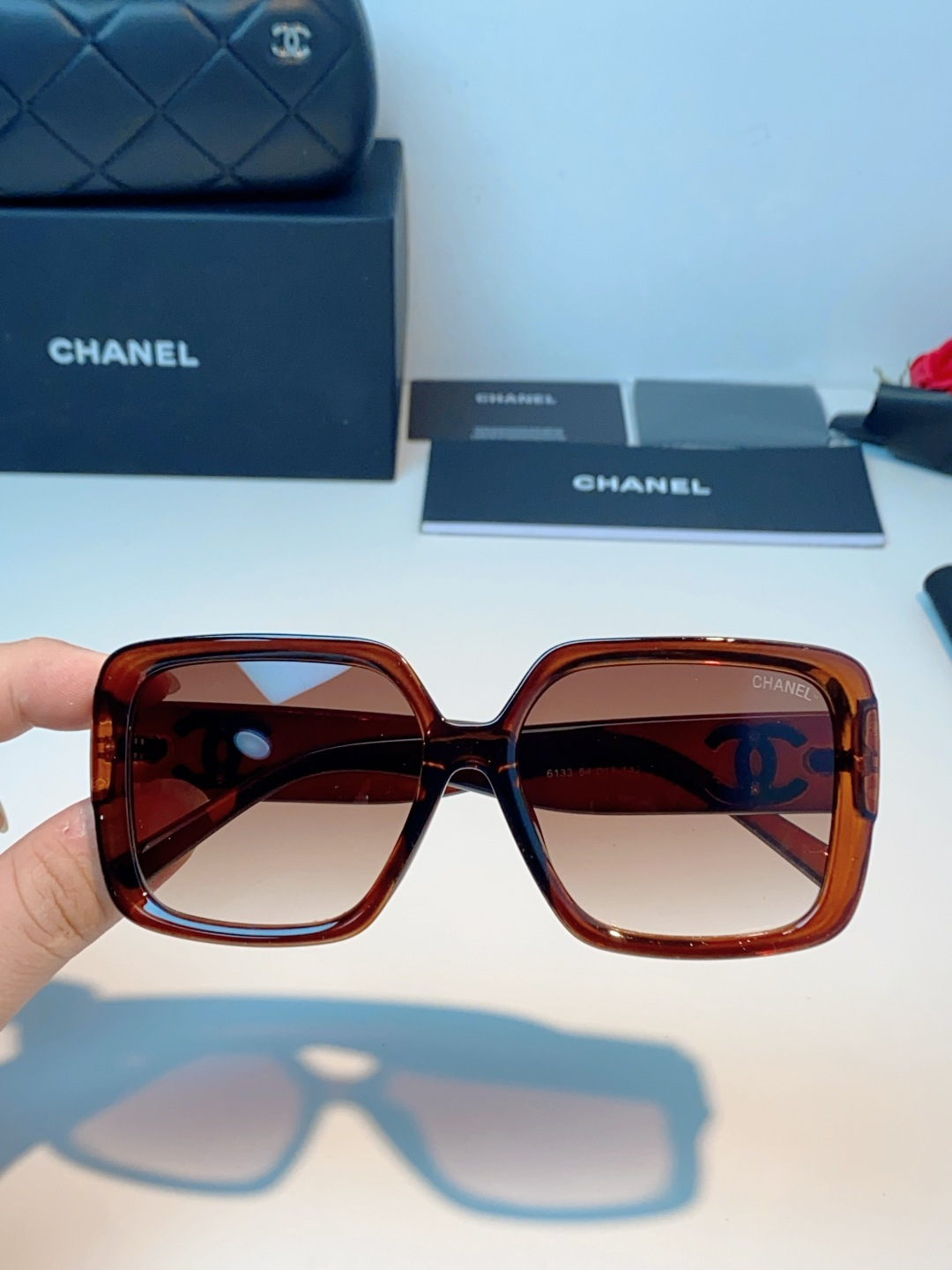 Chanel香奈儿 2026新款粗黑方框墨镜，是永不过时的法式轻奢爆款单品。亮面高光泽粗镜框，方正宽厚轮