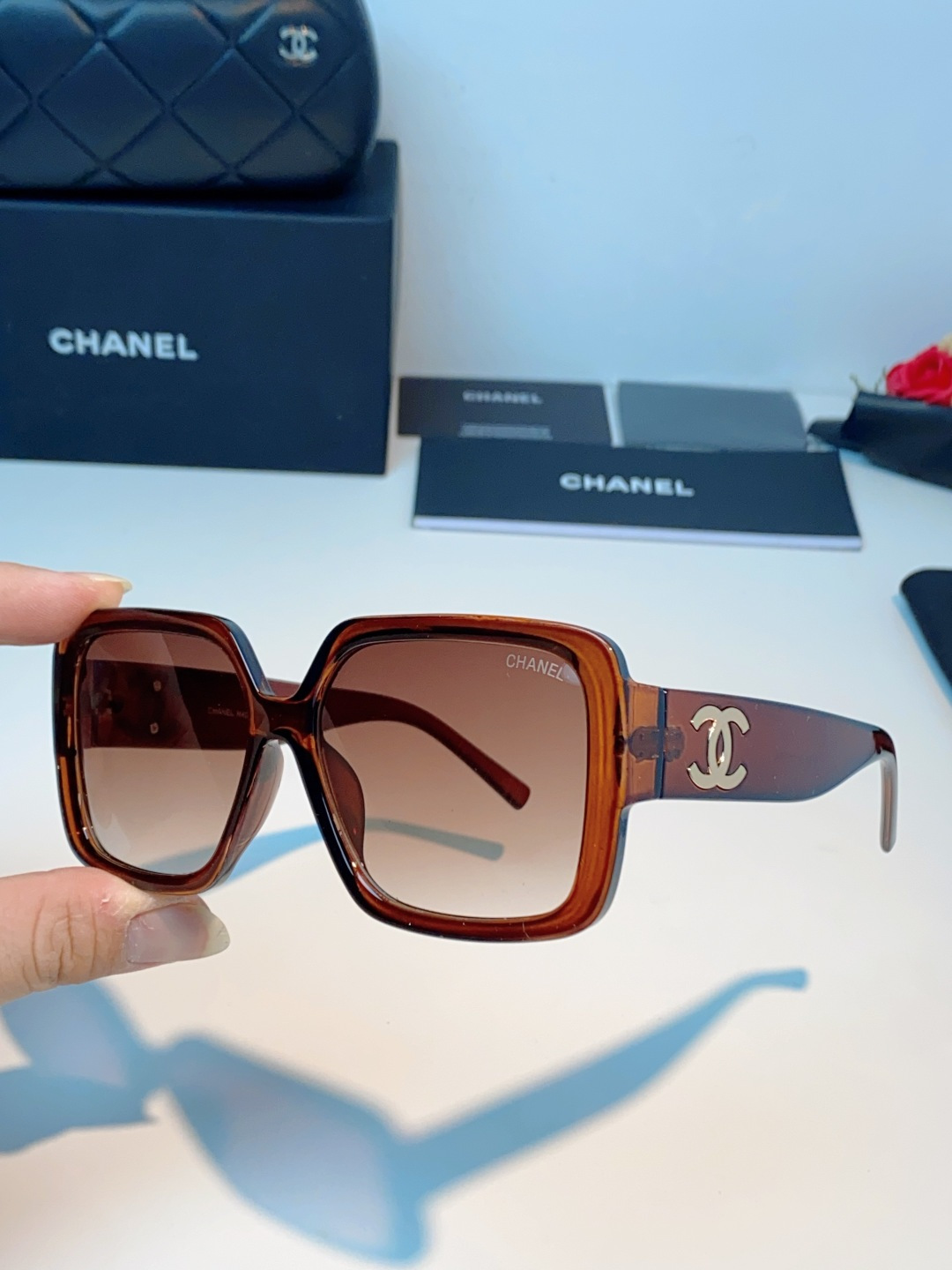 Chanel香奈儿 2026新款粗黑方框墨镜，是永不过时的法式轻奢爆款单品。亮面高光泽粗镜框，方正宽厚轮