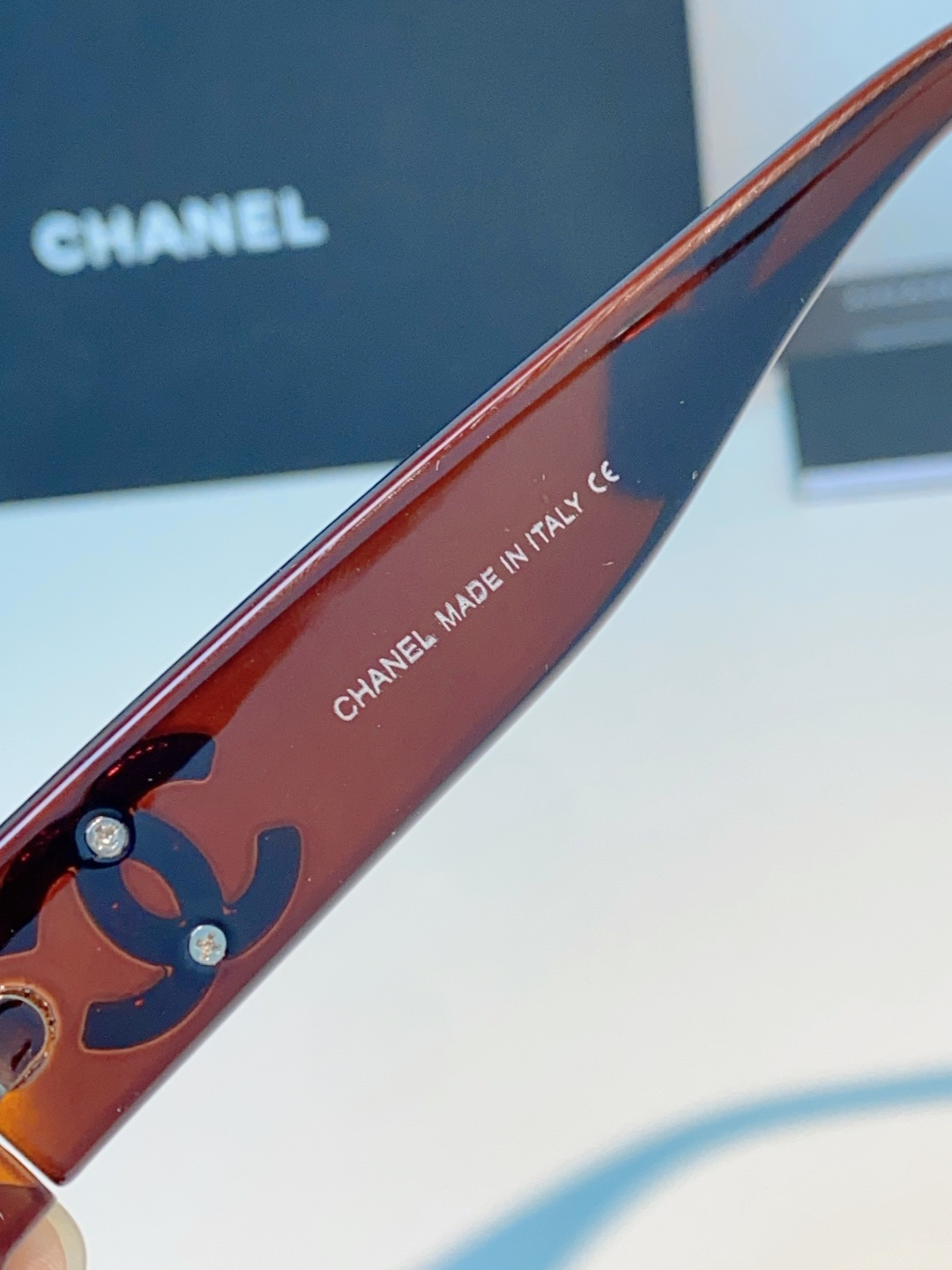 Chanel香奈儿 2026新款粗黑方框墨镜，是永不过时的法式轻奢爆款单品。亮面高光泽粗镜框，方正宽厚轮