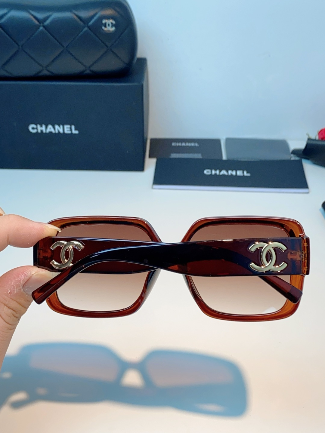 Chanel香奈儿 2026新款粗黑方框墨镜，是永不过时的法式轻奢爆款单品。亮面高光泽粗镜框，方正宽厚轮