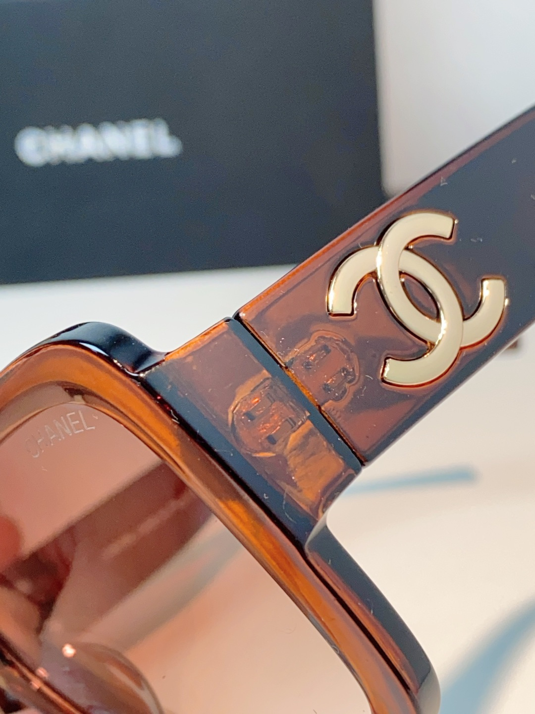 Chanel香奈儿 2026新款粗黑方框墨镜，是永不过时的法式轻奢爆款单品。亮面高光泽粗镜框，方正宽厚轮